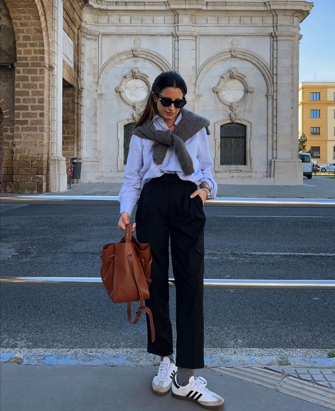 Женская одежда с чистой линией силуэта